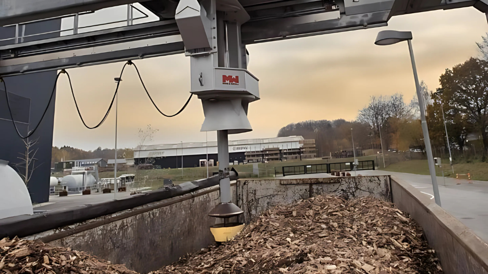 Automated sampling head collecting a representative sample at a random depth point within the truck load